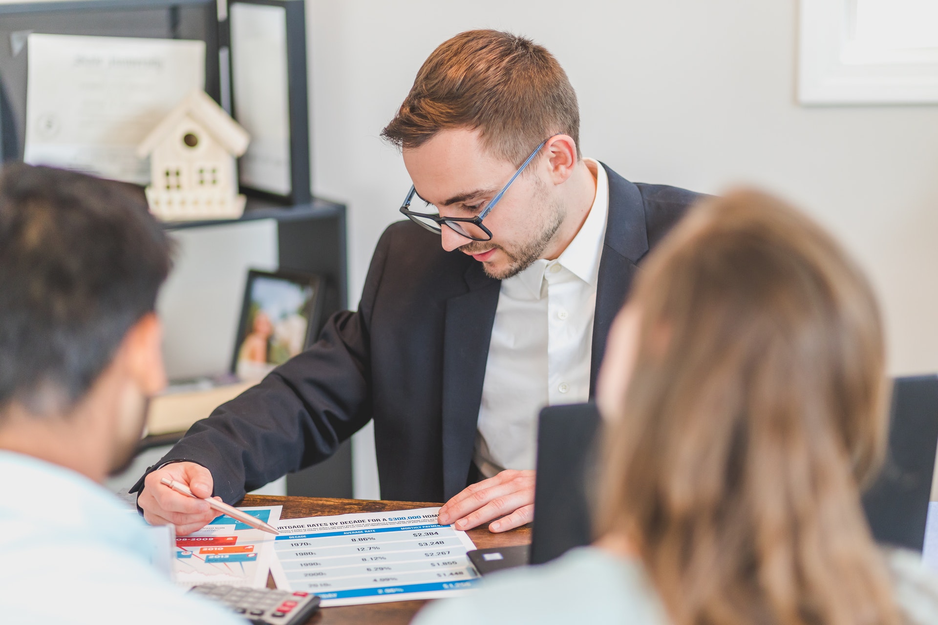 Professionnel présentant un dossier immobilier avec indicateurs énergétiques